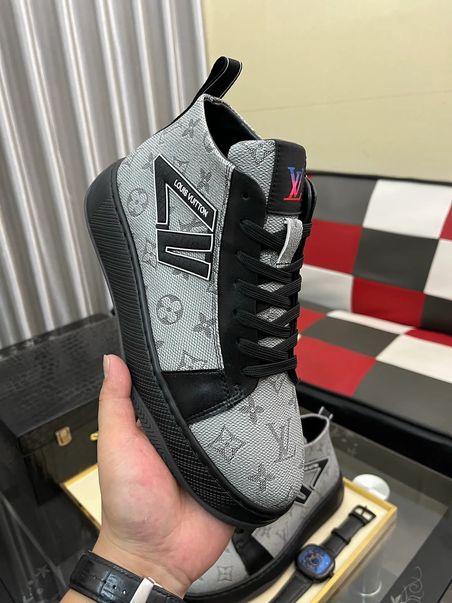 Men's shoes 💰: 438⌚️⌚️《Louis vuitton/LV Louis Vuitton》original quality.~ Unique modern style sneakers. 🏃A must-have casual shoe for trendy men😍😍 Original brand imported from Italy, imported original leather, cowhide lining (refuses to discolor and grind feet) sole: original sole provided by the original factory, French lazy style design ⚠️Fit to the feet, original quality, super comfortable original sole. Code number: 38-443️⃣Colors available